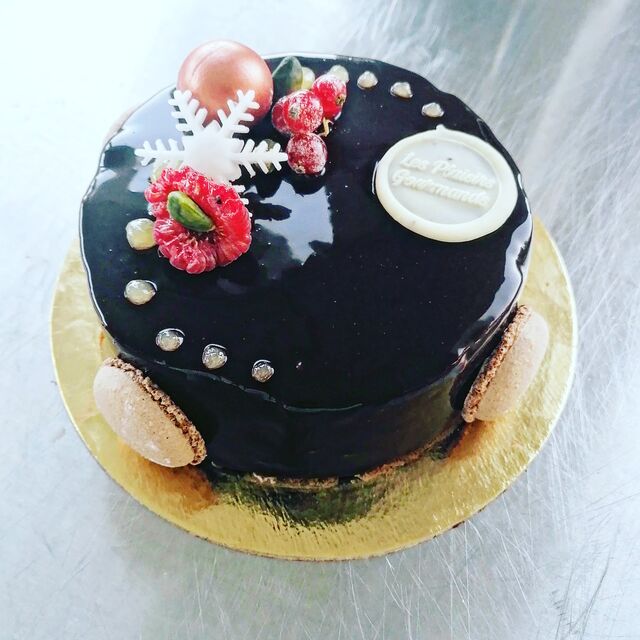 Poire chocolat
Biscuit moelleux, nougatine au beurre caramel beurre salé mousse chocolat avec morceau et compoté de poire