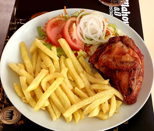 Plato combinado con patatas Fritas caseras ,1/4 de pollo a la brasa!