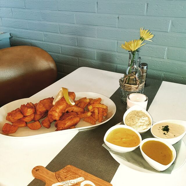 Jeden Freitag fish & chips satt für 15.90€. Mit Voranmeldung 
