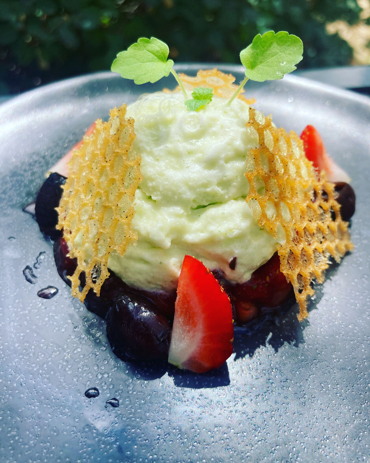 Notes sucrées d’Italie: fraises, olives confites, siphon mozzarella basilic, écume limoncello