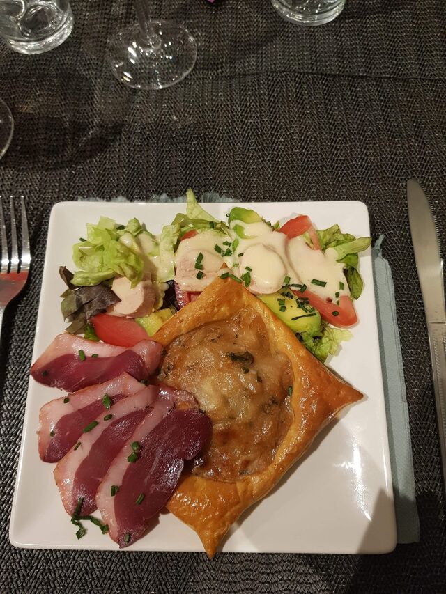 Entrée:
Tarte fine aux oignons, magret de canard et foie gras