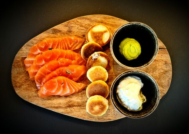 - SAUMON GRAVLAX
Saumon mariné servi sur planche avec blinis maison / tzatziki maison / crème d'avocat