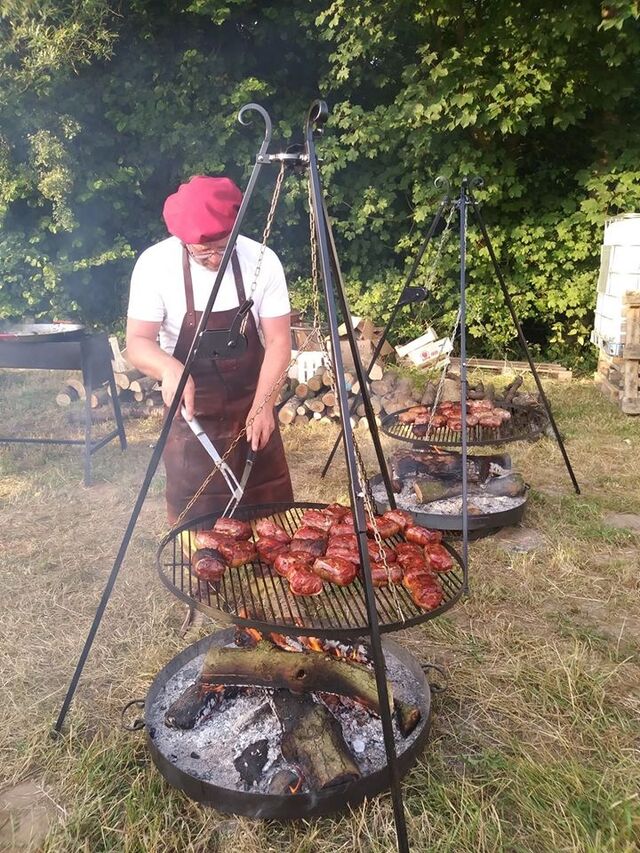 De délicieuses grillades cuites au feu de bois,friterie de Mormal c’est aussi s’adapter à différents contextes tout en s’amusant