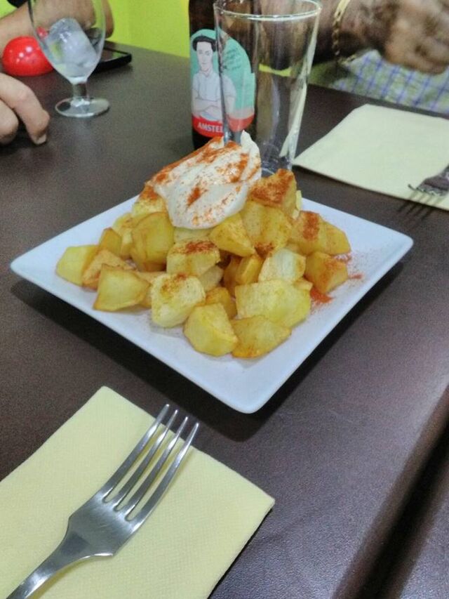 Pelar patatas se nos da de maravilla. Nuestras bravas te sorprenderán. 