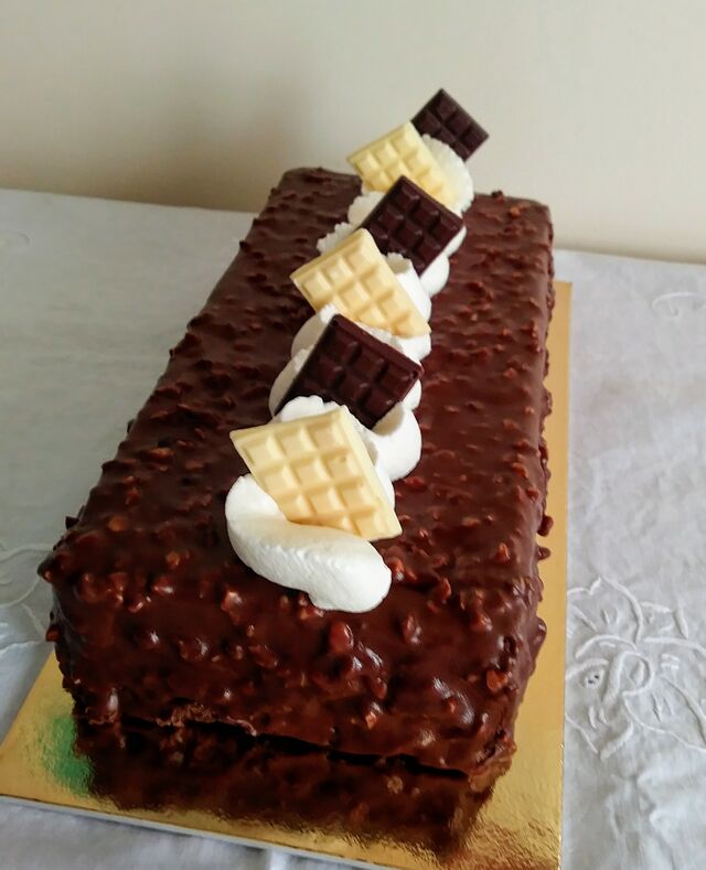 La Gianduiotta torta con crema gianduia e glassa
rocher