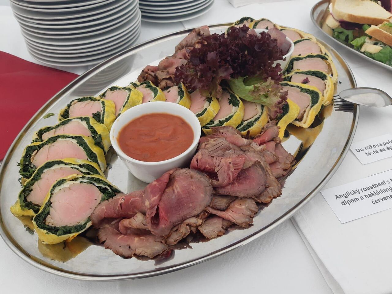 Tác s rostbiefem a panenkou v listovém těstíčku 