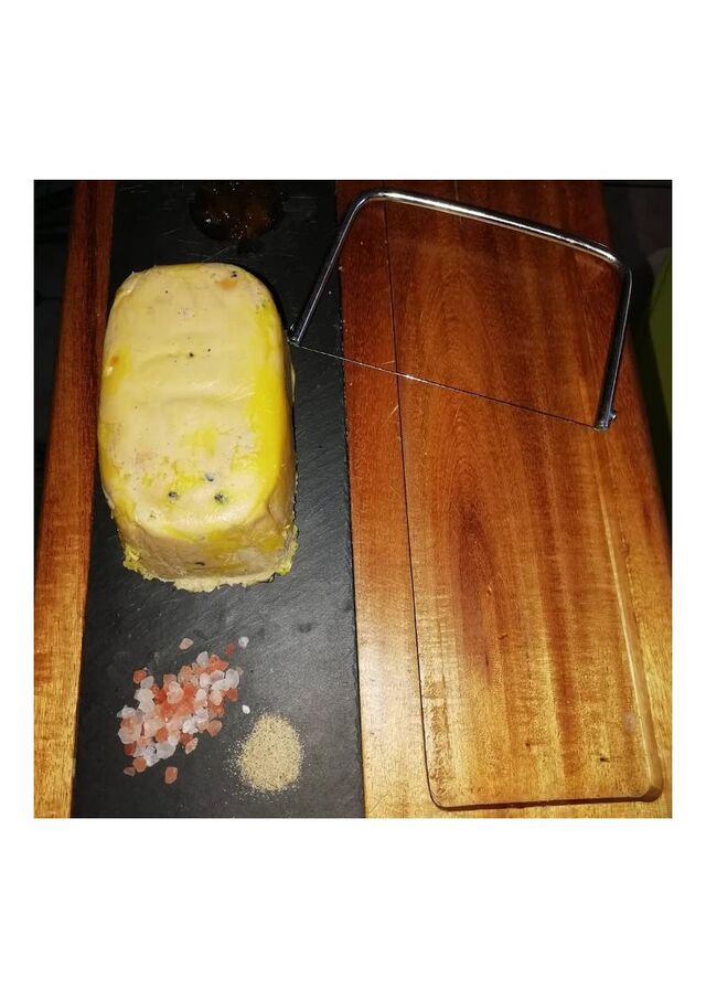terrine de foie gras aux truffes,sel rose de l Himalaya et muscat