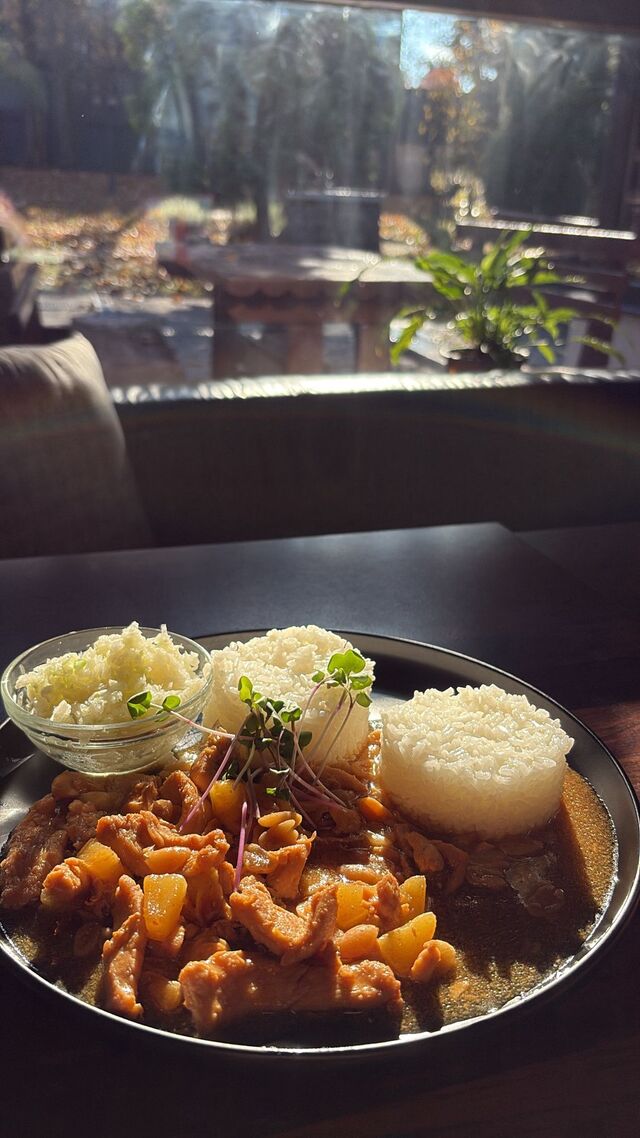 Kuracie kung-pao s arašidami a ananásom, ryža, kapustový šalát