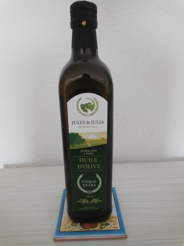 bouteille en verre fumé avec la marque de nos enfants Jules et Jula