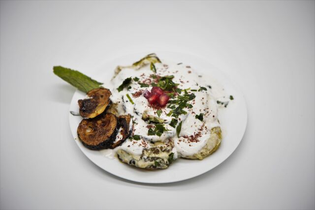 Zucchinisalat, Frittierte Zucchini, Joghurt-Tahina-Sauce „Vegan: nur Tahina“, Zitrone, Olivenöl