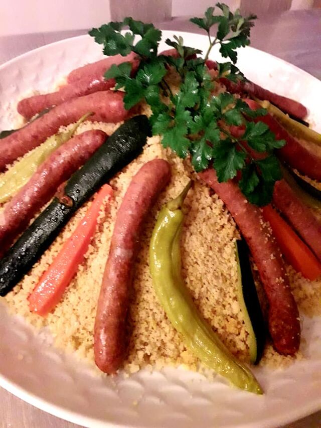COUSCOUS ROYAL 3 VIANDES 14€00 la part Poulet, agneau, merguez, courgettes, carottes, navets, pois chiches...