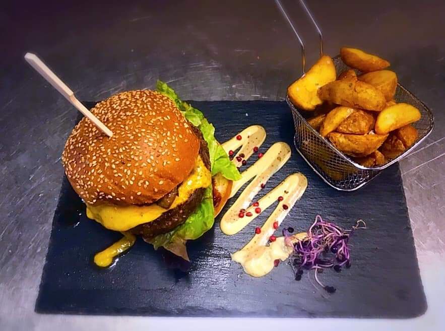 Cheeseburger maison sauce poivre et frites fraîches