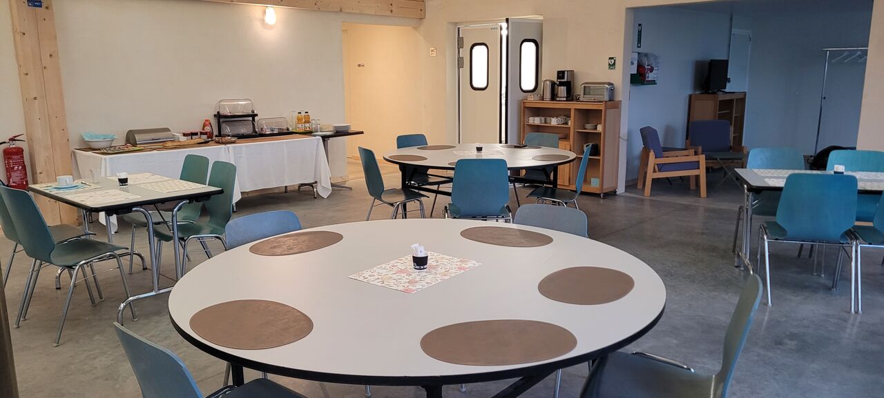 Salle de réception - configuration petit déjeuner avec buffet