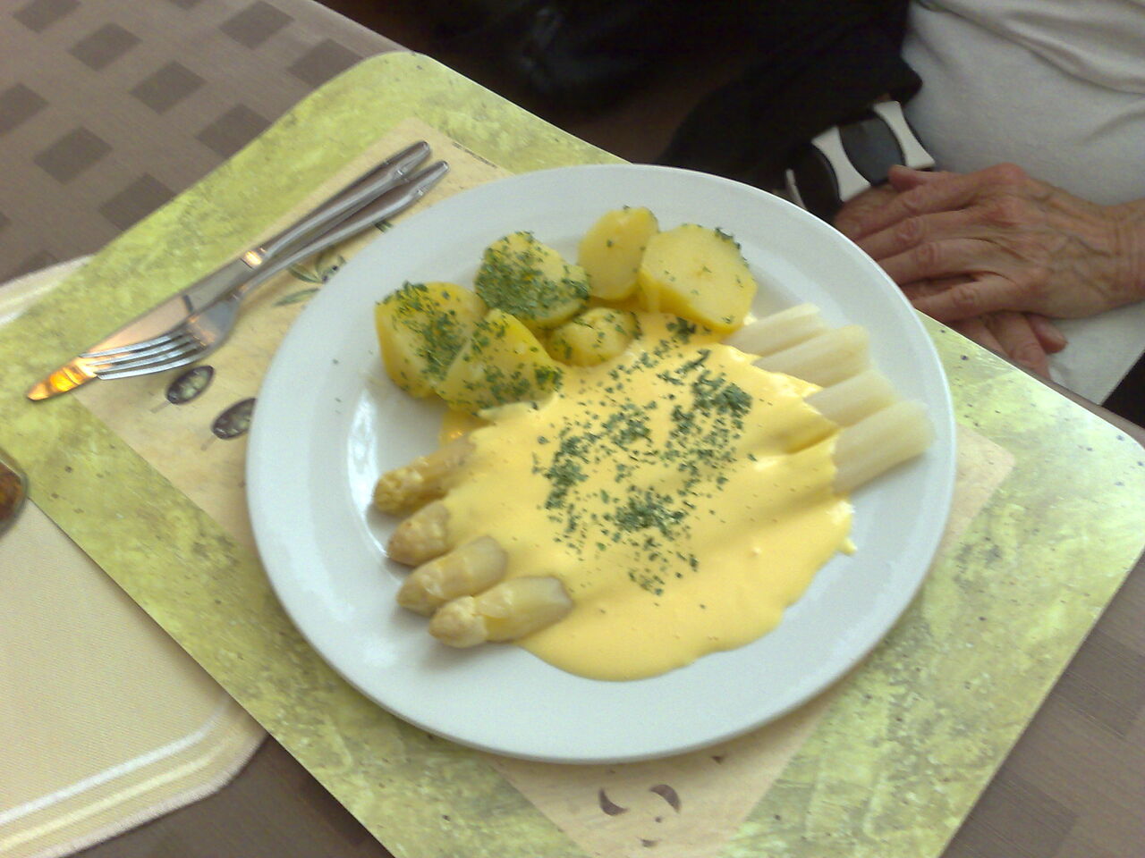 Spargel mit Petersilkartoffeln und Sauce Hollandaise