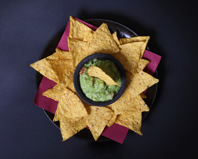 GUACAMOLE
(Abacate, tomate, cebola e coentros)