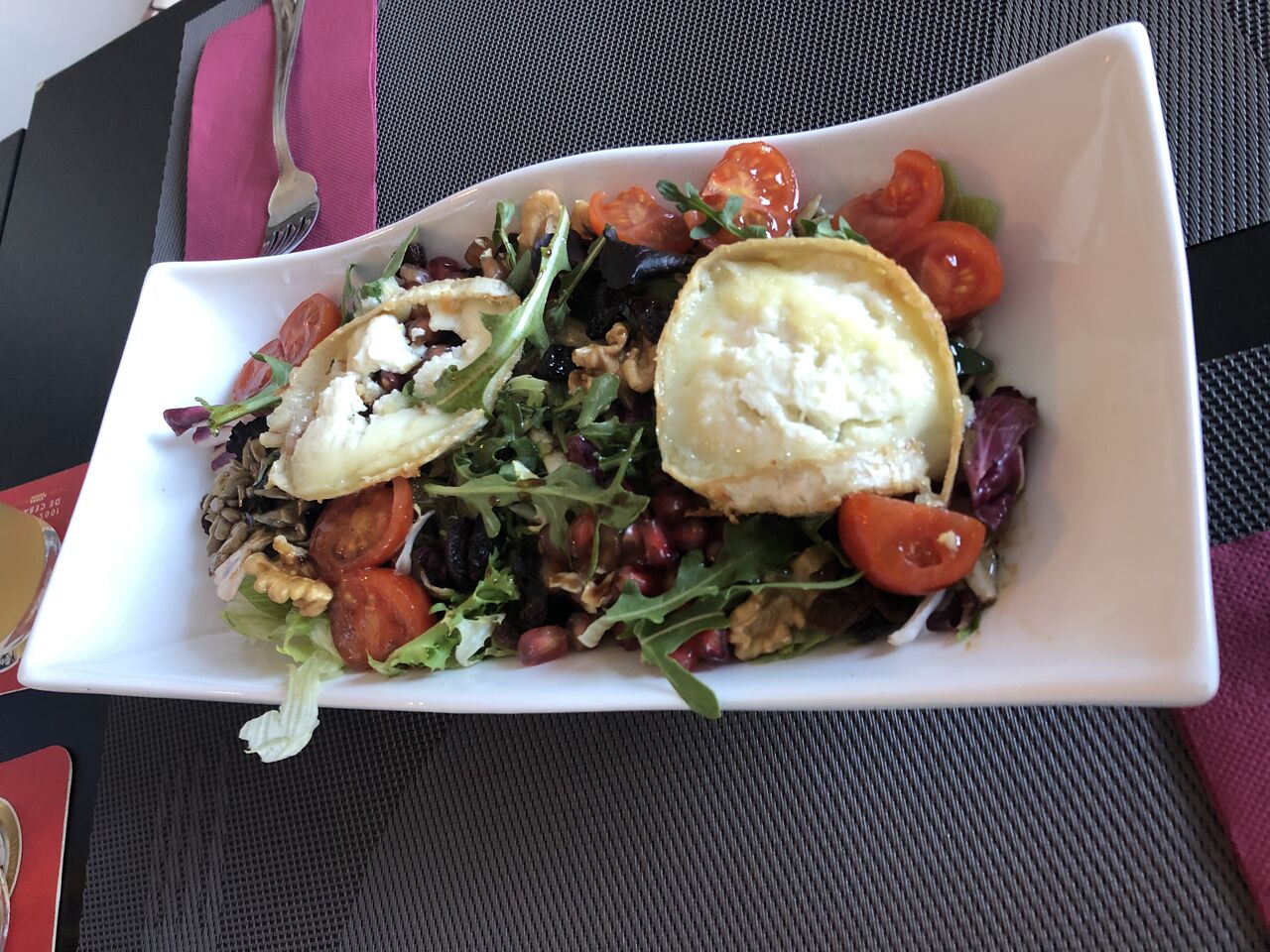 Ensalada templada de queso de cabra,frutos secos y vinagreta de miel.