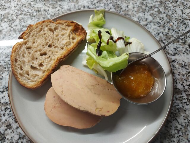 Foie gras avec confiture et toast 