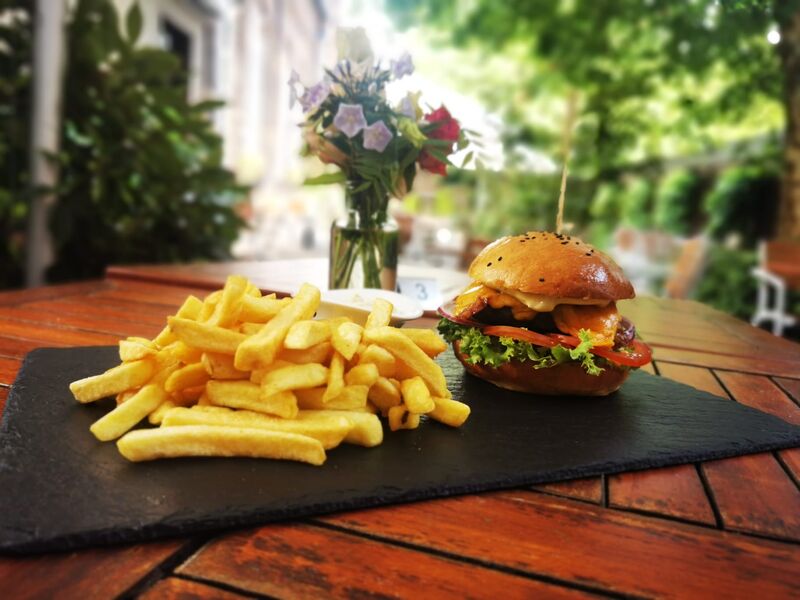 Goldener Hirsch Burger (Dry Aged) mit selbsgemachte Brötchen