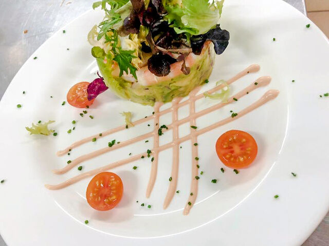 Ensalada de aguacate y langostinos con brotes tiernos, vinagreta de miel y salsa rosa
