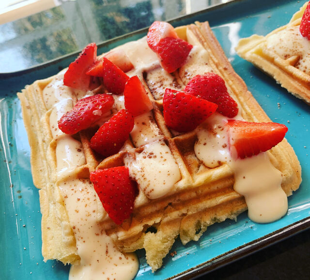 Lecker Waffel mit Erdbeeren und Vanilliesoße