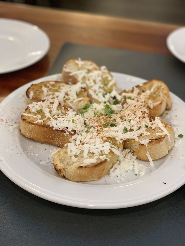 Knoblauchbrot mit Schafskäse
