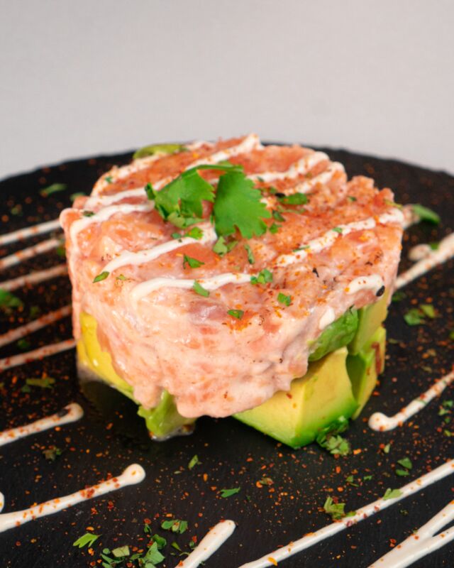 Tartar de Salmón con aguacate bañado en salsa acevichada