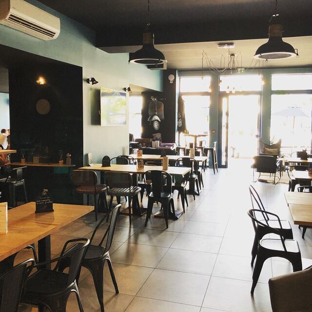 Notre Salle de Bar, Climatisée, avec télé.