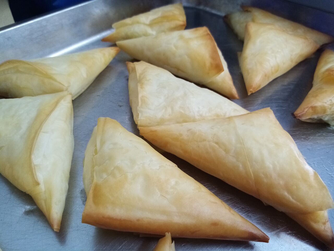 buffet dinatoire: samoussa à la pâte filo aux épinard et à la feta