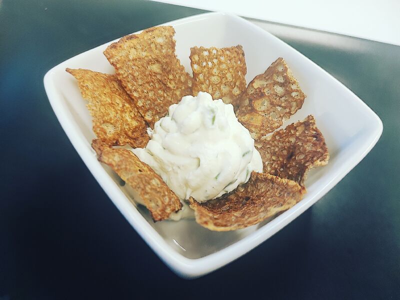 Chips de sarrasin avec pour aujourd'hui mousse chèvre et ciboulette
