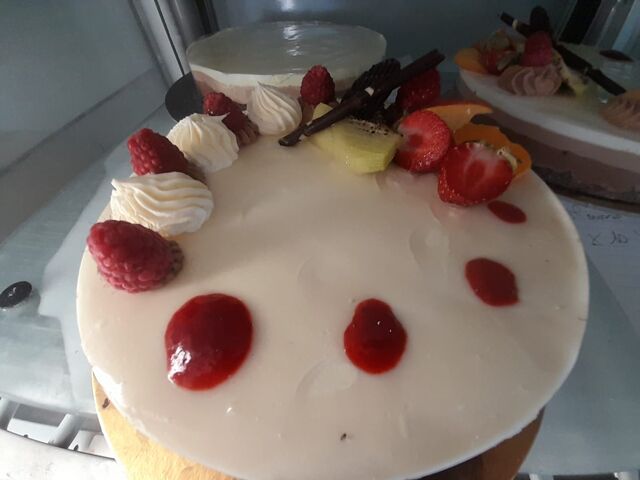 Mouse ai tre cioccolati con croccante al cioccolata e amaretto