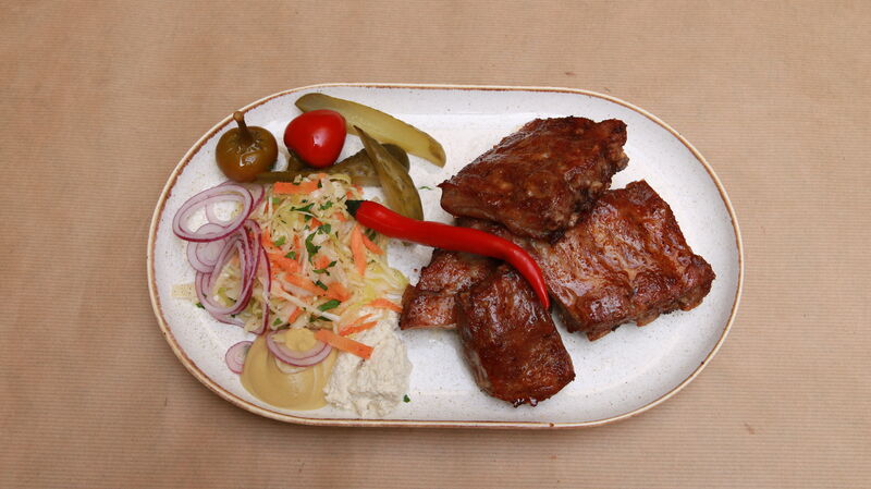 Vepřová žebra s oblohou a chlebem