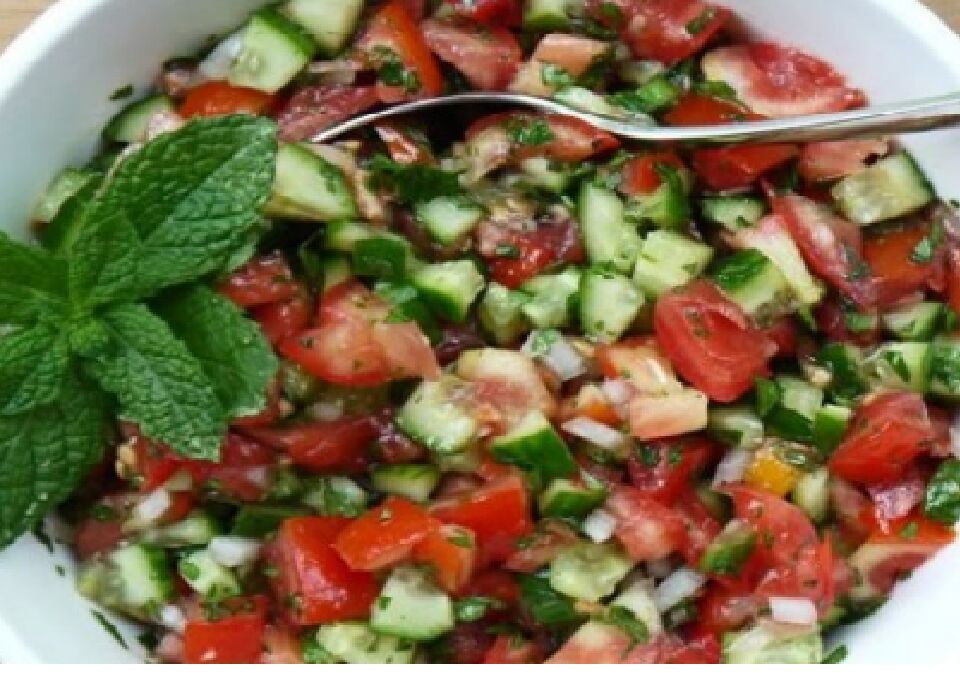 Salade Tomates et concombres 6 € la part
Tomates fraîches, concombres, persil, huile d'olive, vinaigre )