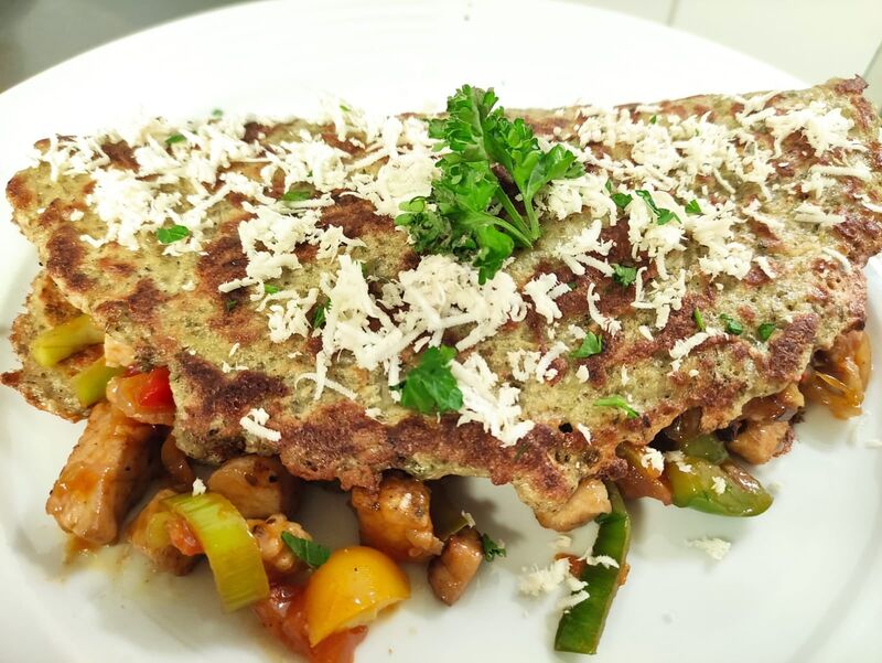 Bramborák plněný restovaným krůtím masem - s čerstvou zeleninou a strouhaným křenem.