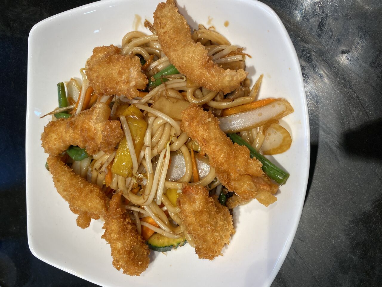 Gebratene Udonnudeln mit panierten Hühnerfleisch