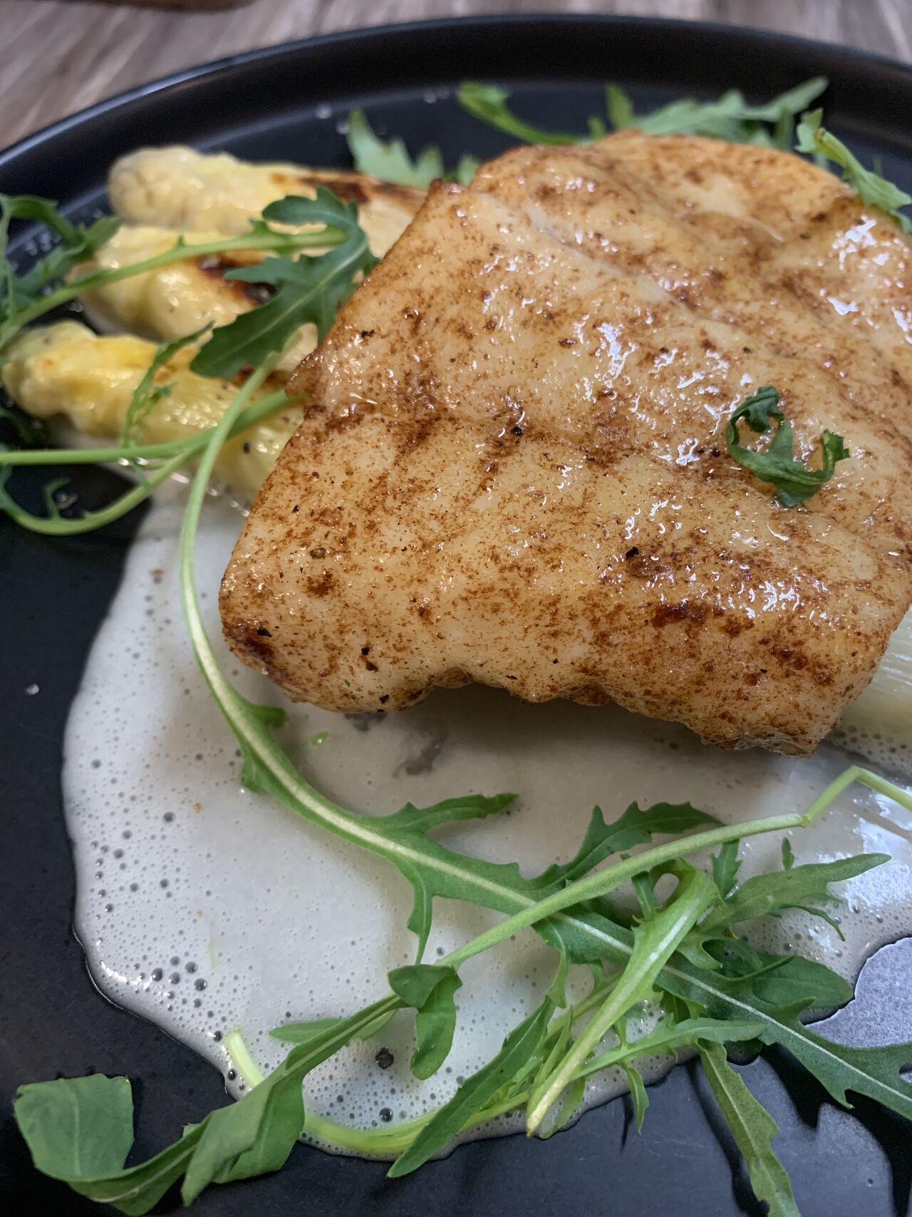 Le Pavé de Turbot Meunière, Sauce Yuzu, Asperges Blanches et Roquette
