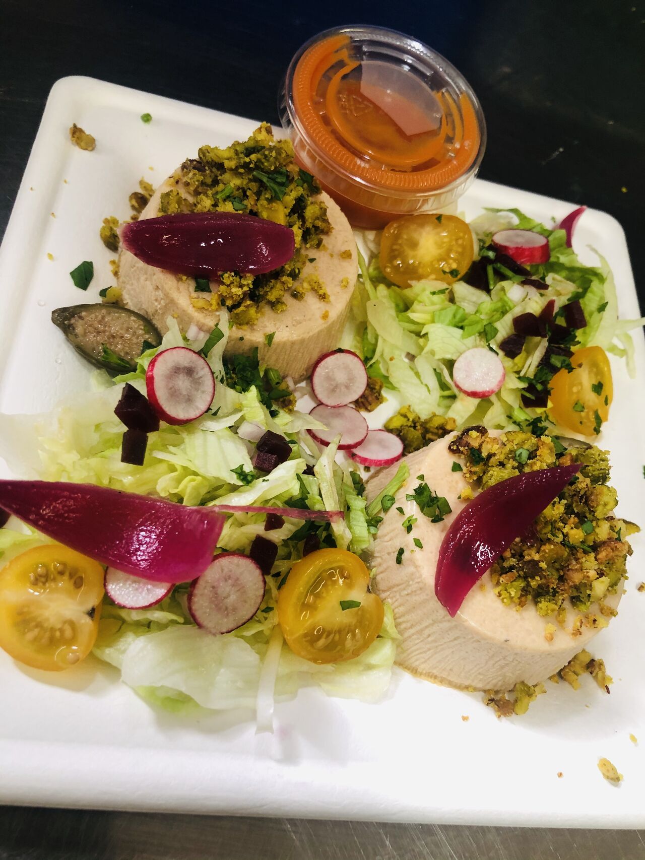 Plat Emporter : Moelleux de foie de volaille, crumble de fruits secs et coulis de tomates 