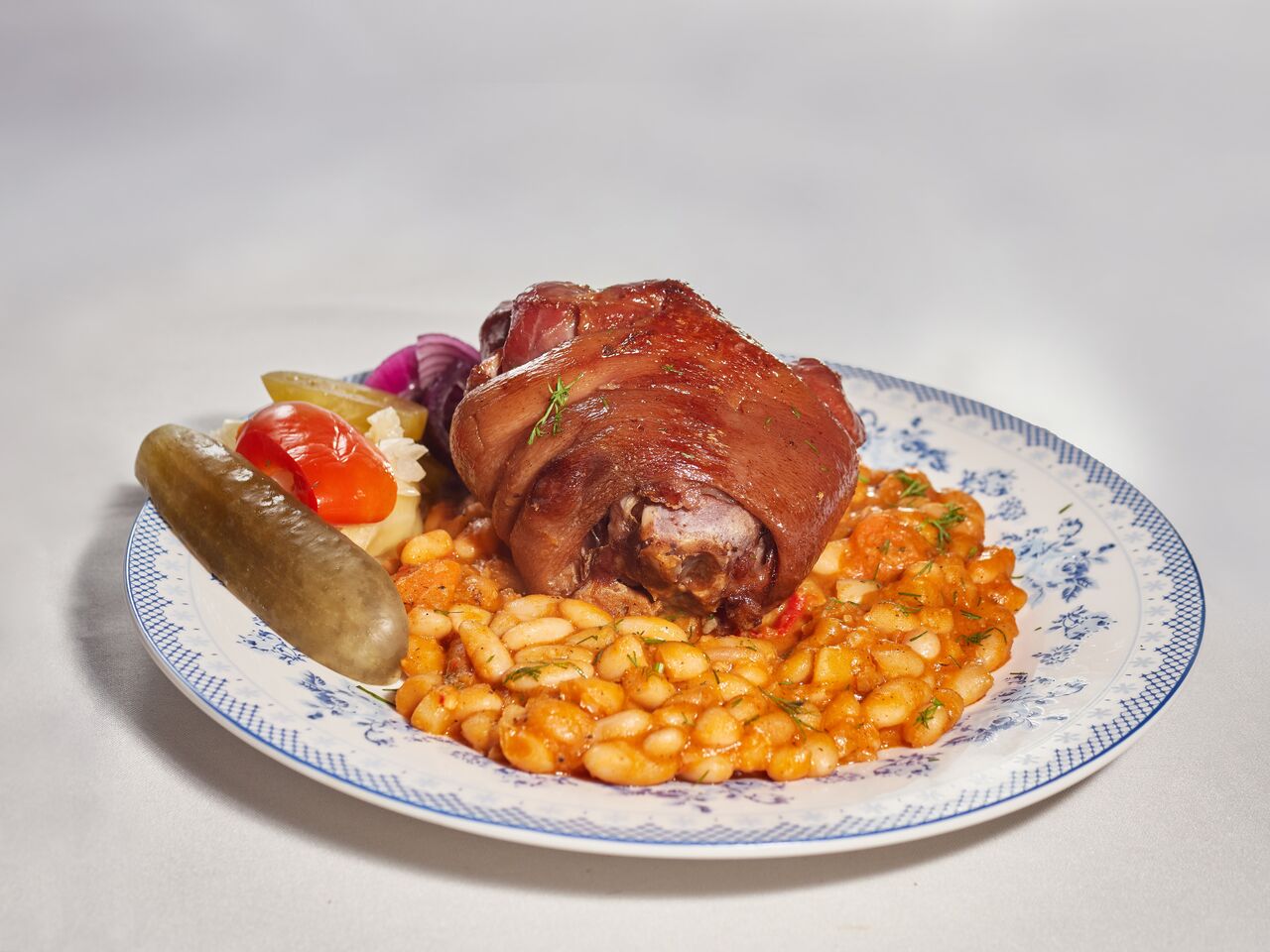 Ciolan de porc afumat cu iahnie de fasole