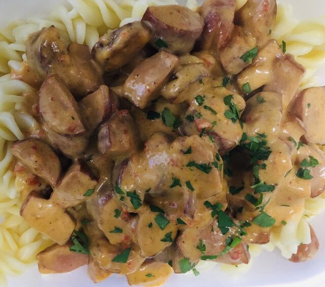 - Wurstgulasch mit verschiedenen Wurstsorten in rauchiger Paprikasauce, auf Nudeln -