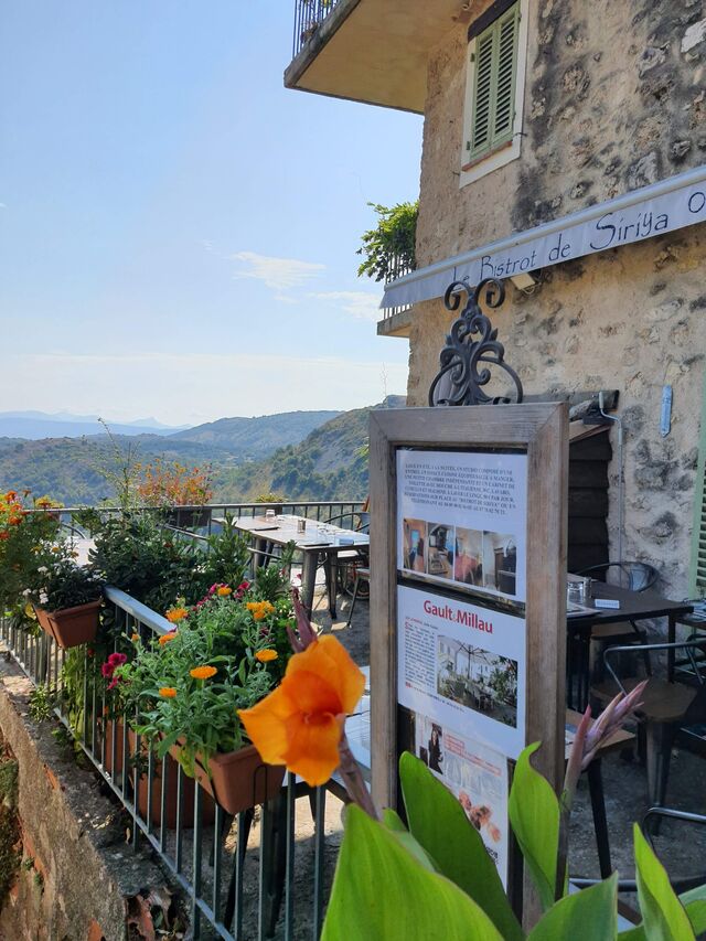La terrasse fleurie à la belle saison