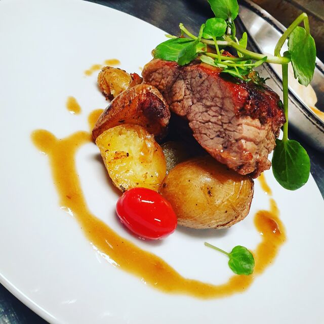 pavé de boeuf accompagné des ses pommes de terres rôti 