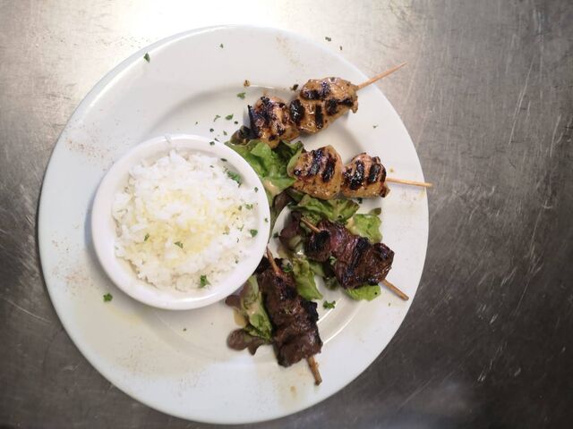 assiette de tapas : ici brochette marinées et riz.