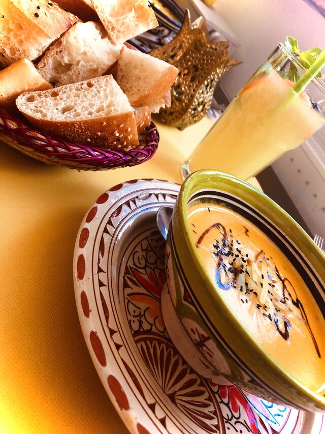 Kürbis- Ingwer- Suppe a lá MarrakecH mit geröstetem Brot & unserer Zitronen- Minz- Limonade 🍹