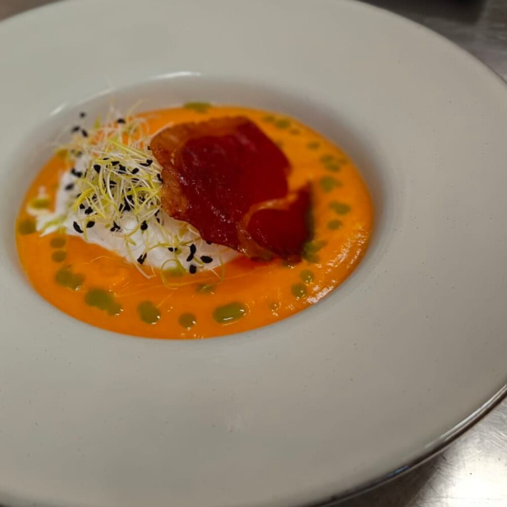 Crème de Courge, Oeuf Poché, chips de Jambon Cru 
