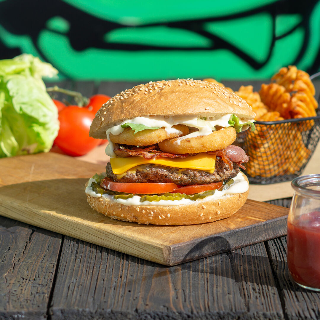 CEBULAK to istnie polski burger! Znajdziesz w nim mięso, pomidora, ogórka kiszonego, cebulę, sałatę oraz KRĄŻKI CEBULOWE!