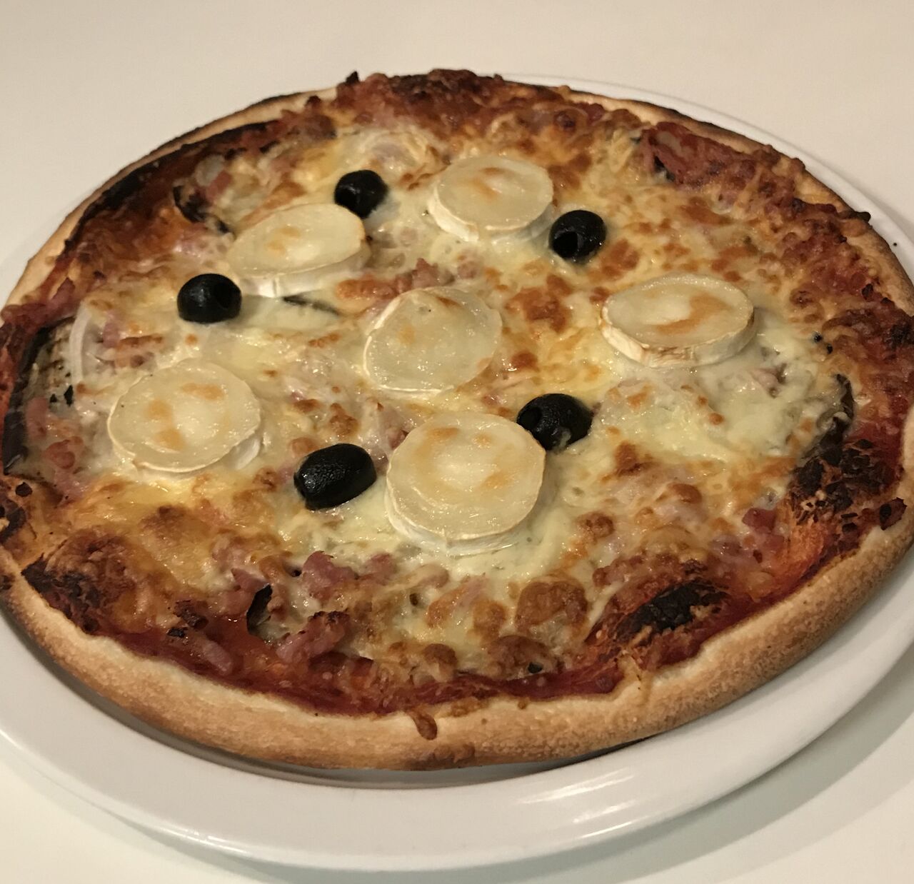 PIZZA DU MOIS D’OCTOBRE
LA GRECQUE : base tomate, oignons, aubergines, lardons, chèvre, fromage, olives