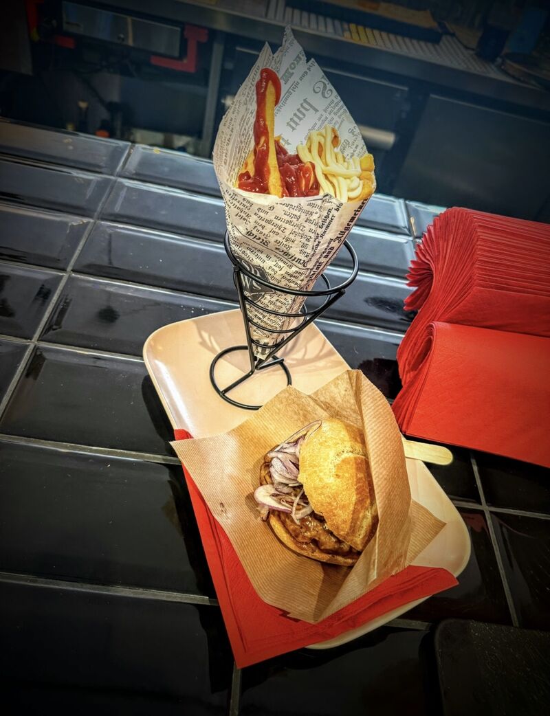 Altstadtklops mit Pommes 