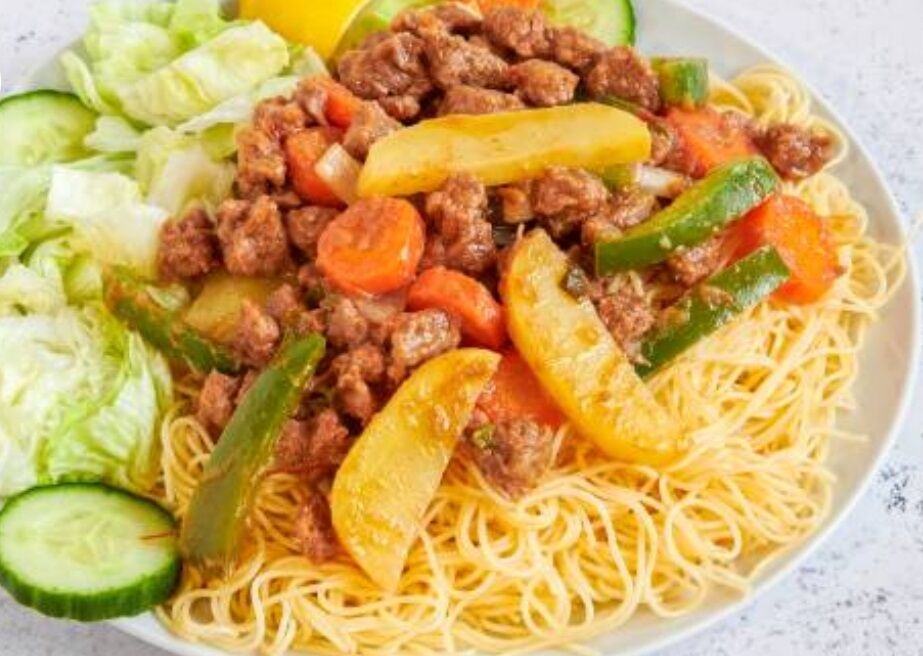 Assiette de pâtes, légumes et agneau