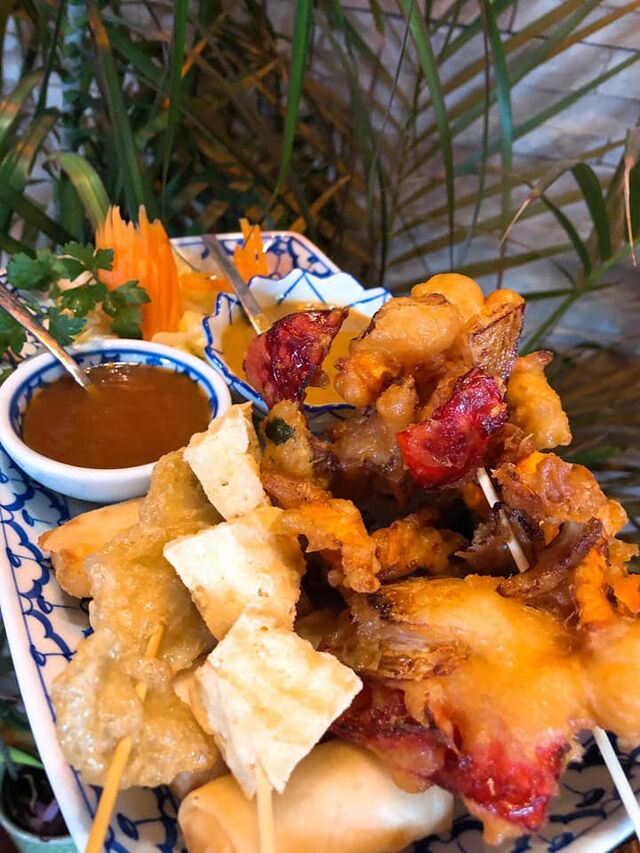 Hors d'oeuvre Poukhoun Veggie - Gemischte Vorspeise mit knusprig mariniertem Gemüse, knusprigem Tofuspieß und selbstgem. Saucen