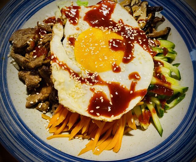 Bibimbap (salade de riz avec des légumes cuits et du boeuf)