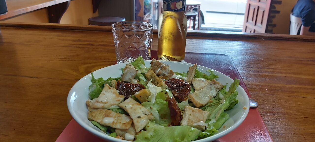 ENSALADAS, acompáñala con una deliciosa copa vino blanco o tinto